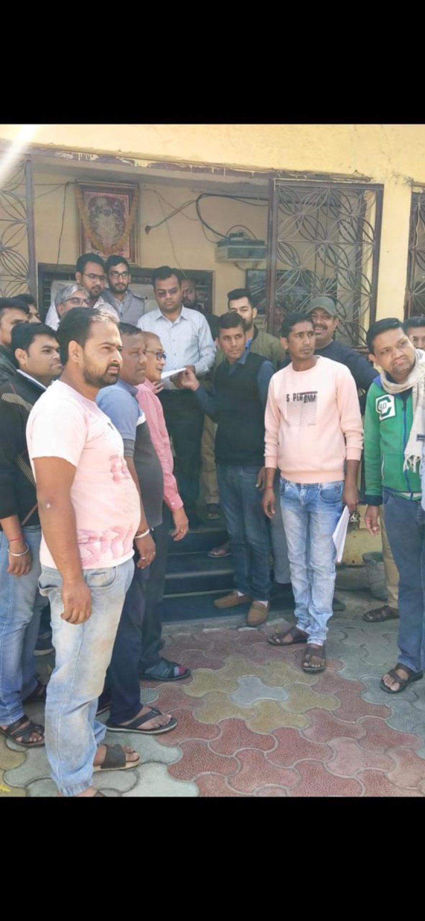 नाला बनाने के लिए अध्यक्ष को दिया ज्ञापन