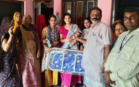 पे टू पे संस्थान द्वारा 1100 का चेक और झूला दिया गया