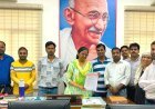 मेडिकल कॉलेज कर्मचारी संघ ने सौंपा  ज्ञापन