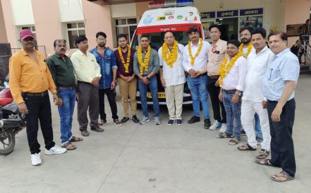 डॉक्टर्स डे पर सभी डॉक्टर्स  का शाल व पुष्पमाला पहनाकर  किया सम्मान