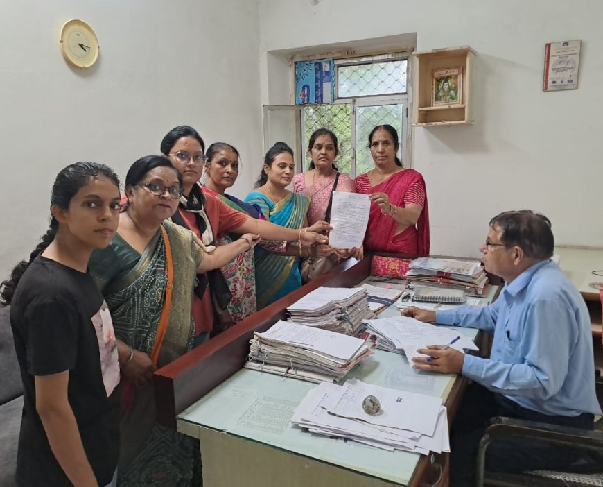 महिलाओं के साथ असभ्य व्यवहार के विरोध में सौपा ज्ञापन