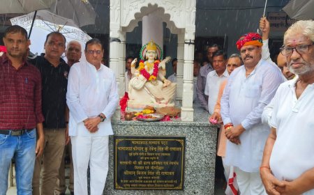 विद्यालय में माँ सरस्वती की मूर्ति का किया अनावरण