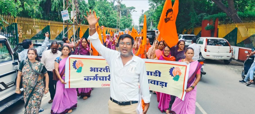 जिला कलेक्टर को मुख्यमंत्री के नाम आंगनबाड़ी कर्मियो ने सौपा ज्ञापन
