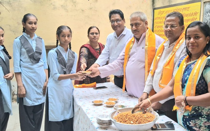 स्वत्रंता दिवस के अवसर यूनेस्को ने बच्चों में मिठाई वितरण की*