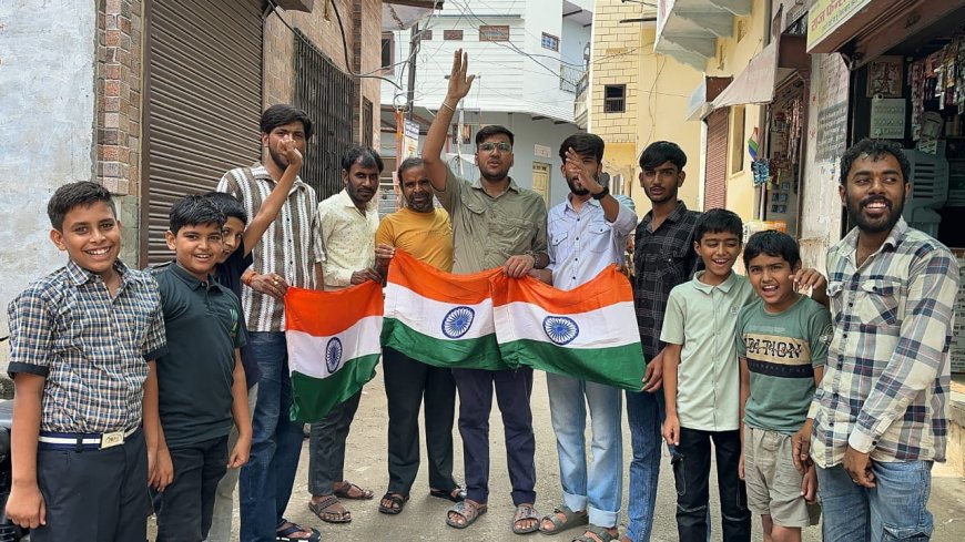 भाजपा  कार्यकर्ताओं ने  घर घर किए  तिरंगे वितरित