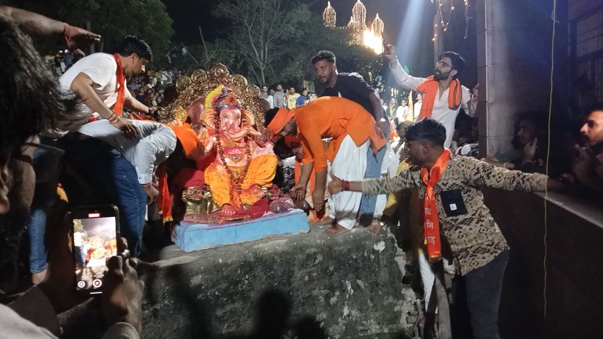 गणपति बाबा मोरिया, अगले बरस तू जल्दी आ धूमधाम के साथ निकाला गणपति विसर्जन का जुलूस जुलूस में श्रद्धालुओं की उमड़ी भीड़