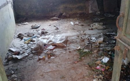 विद्यालय भवन पर सौतेला व्यवहार,  कमरे बने कचरा पात्र