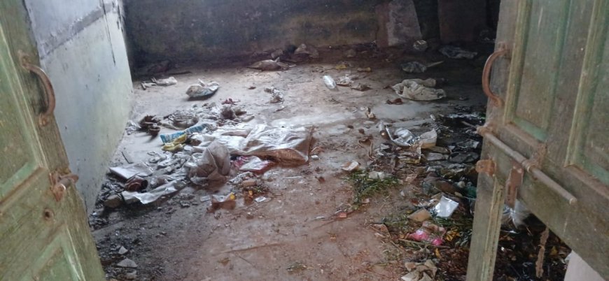 विद्यालय भवन पर सौतेला व्यवहार, कमरे बने कचरा पात्र