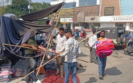 सड़क पर अतिक्रमण करने वालों के सामान किए जप्त