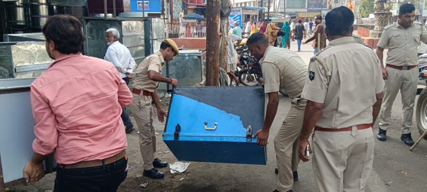 सड़क पर अतिक्रमण करने वालों के सामान किए जप्त