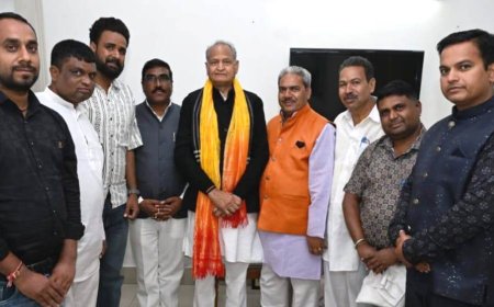 पूर्व मुख्यमंत्री अशोक गहलोत को दिया परिचय सम्मेलन का निमंत्रण