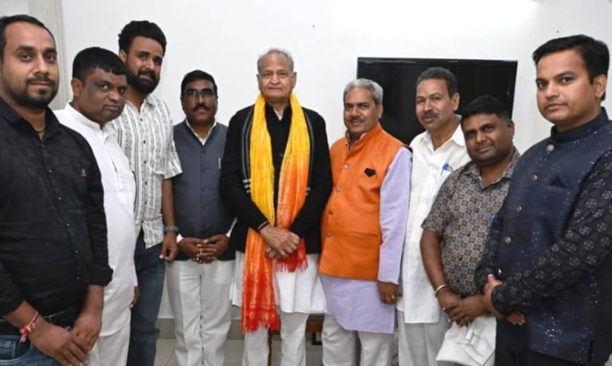 पूर्व मुख्यमंत्री अशोक गहलोत को दिया परिचय सम्मेलन का निमंत्रण