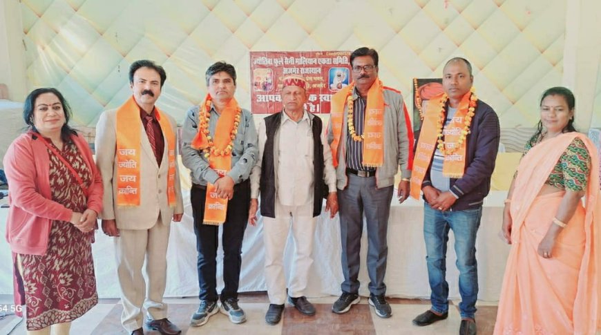 परिचय सम्मेलन की विवरण पुस्तिका का  किया विमोचन