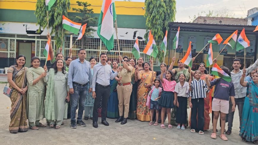 भारत विकास परिषद की महिला सदस्यों ने ऑपरेशन सिंदूर की सफलता पर फहराया तिरंगा