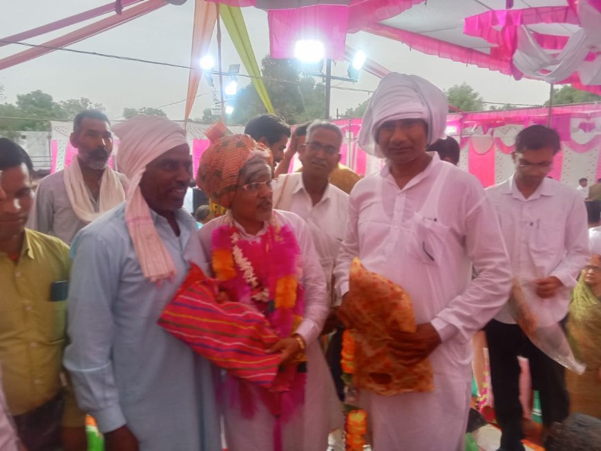 अध्यापक से सेवानिवृत होने पर ग्रामीणों ने किया भव्य स्वागत