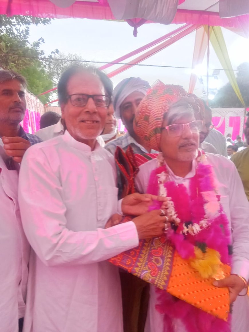 अध्यापक से सेवानिवृत होने पर ग्रामीणों ने किया भव्य स्वागत
