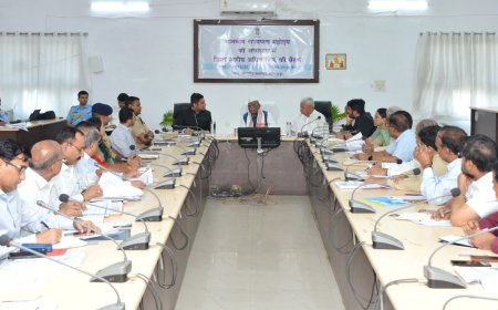 राज्यपाल ने ली जिला स्तरीय अधिकारियों की बैठक