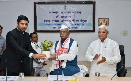 जिला कलेक्टर ने पौधा भेंट कर किया स्वागत