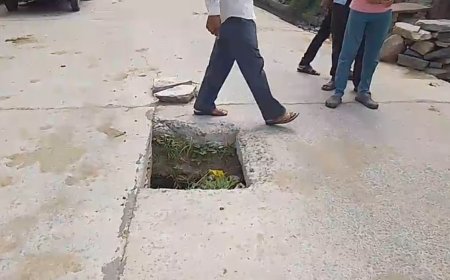 सड़क के बीचों बीच दो वर्ष से खुला पड़ा  मैनहोल,हो रहे है हादसे