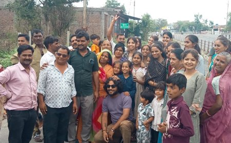 यात्रा से लौटे यात्रियों ने बस चालक का किया स्वागत