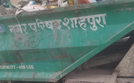 शिव मंदिर के बाहर कचरे से भरी ऑटो ट्रिपर खड़ी करने पर भक्तों में रोष