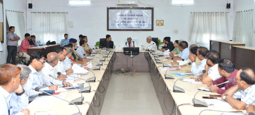 राज्यपाल ने ली जिला स्तरीय अधिकारियों की बैठक