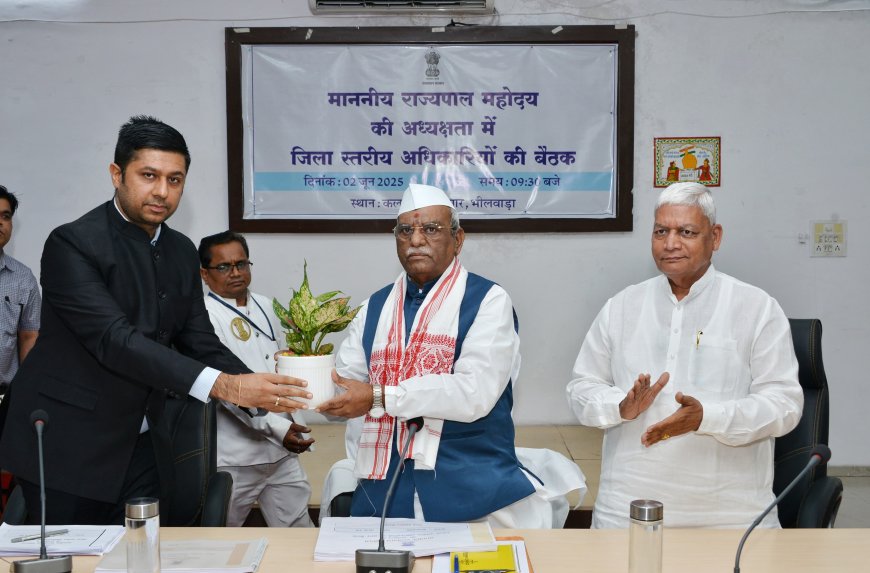 जिला कलेक्टर ने पौधा भेंट कर किया स्वागत