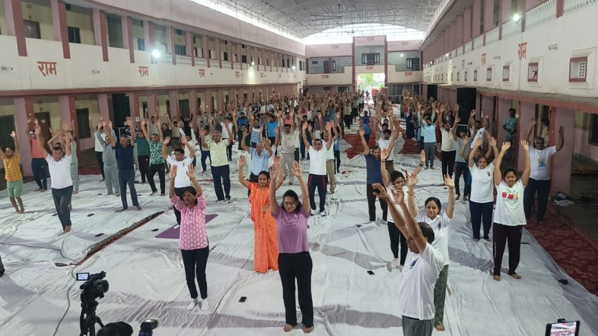 अंतरराष्ट्रीय योग दिवस मनाया, रामकोटि रामनिवास धाम में हुआ भव्य आयोजन