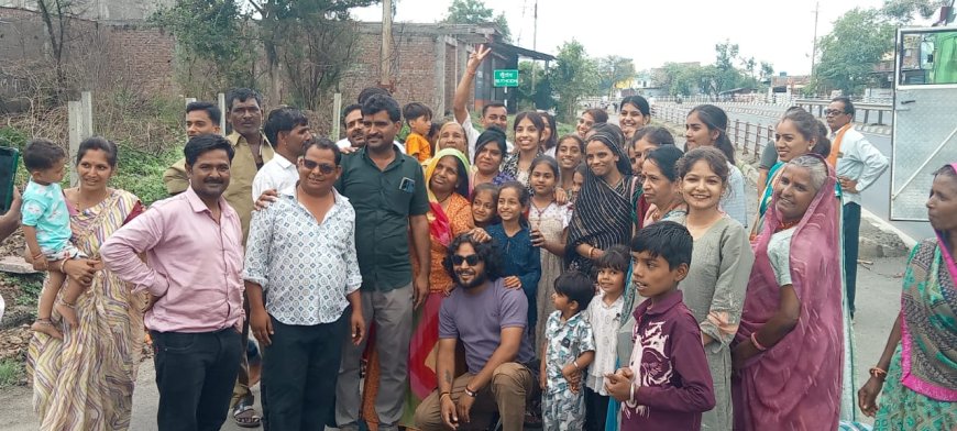 यात्रा से लौटे यात्रियों ने बस चालक का किया स्वागत