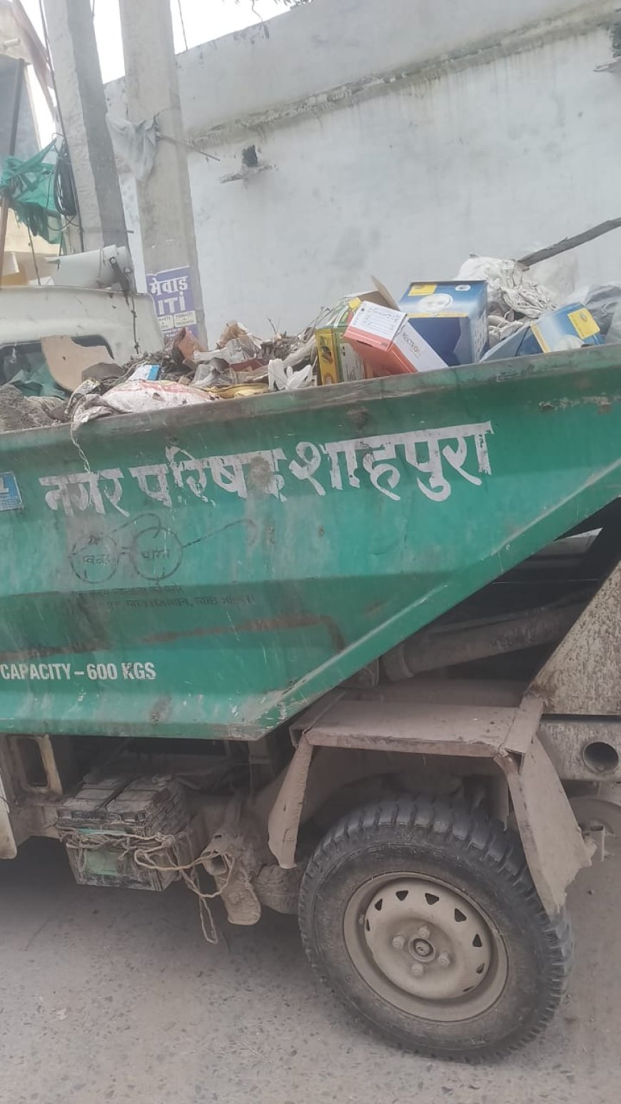 शिव मंदिर के बाहर कचरे से भरी ऑटो ट्रिपर खड़ी करने पर भक्तों में रोष