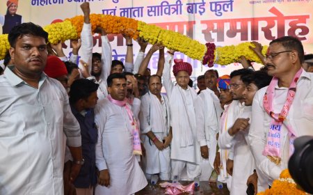 कांग्रेसी कार्यकर्ताओं द्वारा पूर्व मुख्यमंत्री का किया भव्य स्वागत