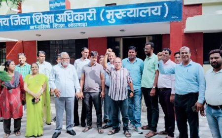 शिक्षा विभागीय कर्मचारियों ने आदेशों के विरोध में बांधी काली पट्टी