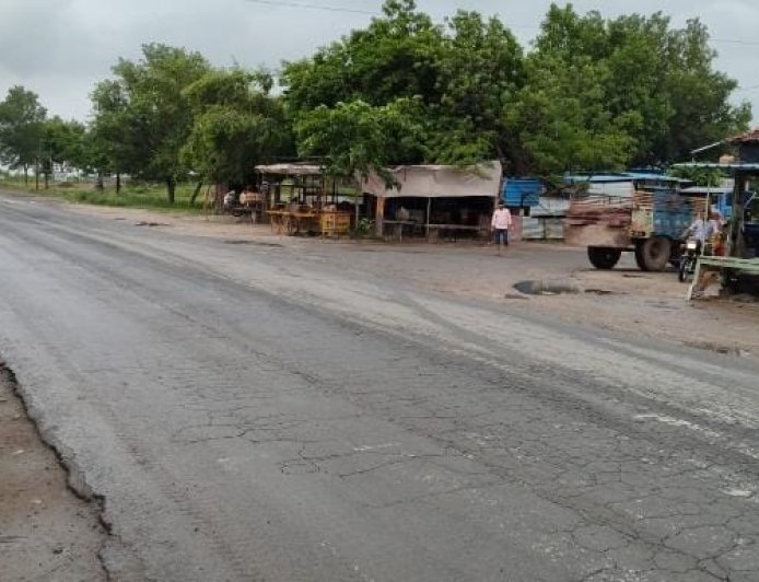 डूंगरी चौराहे पर स्पीड ब्रेकर की मांग,