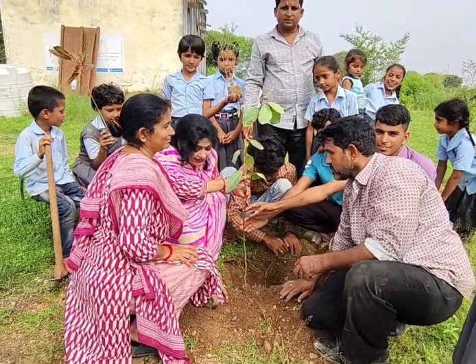 ढ़ेलाणा विद्यालय में पौधारोपण कर संरक्षण की जिम्मेदारी ली