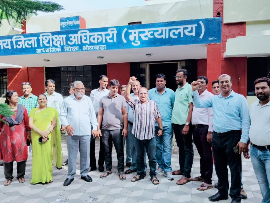 शिक्षा विभागीय कर्मचारियों ने आदेशों के विरोध में बांधी काली पट्टी