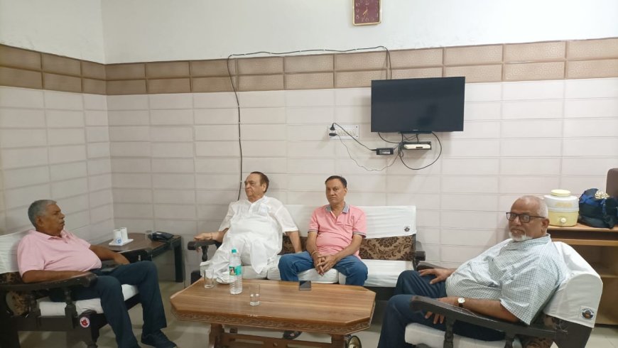 पूर्व कैबिनेट मंत्री ने वरिष्ठ पत्रकारों से कहा*