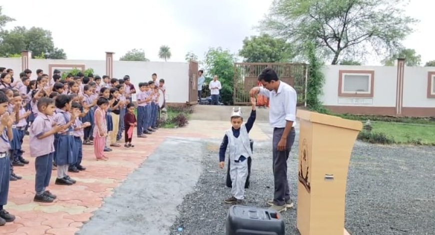 आरएस पब्लिक स्कूल में बच्चे को पढ़ाई के साथ संस्कार भी सीख रहे