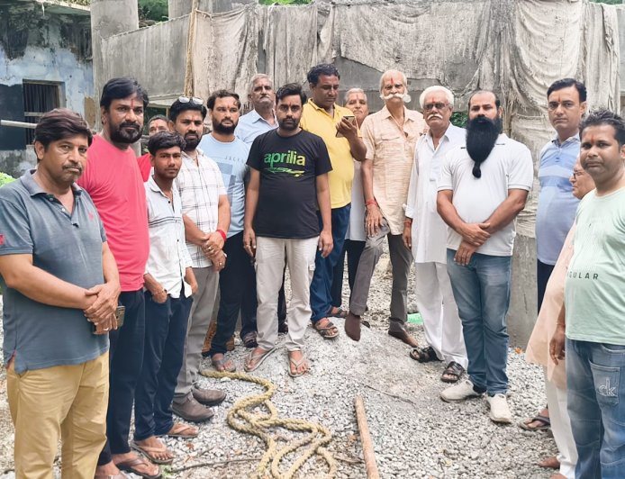 जर्जर टंकी  गिरने से पूर्व नई टंकी  का शुभ मुहूर्त में नव निर्माण