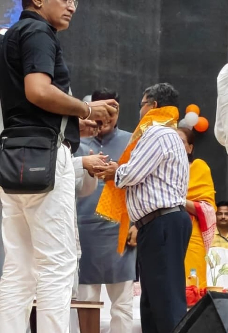 शिक्षा मंत्री ने उल्लाई राजकीय विद्यालय के प्रधानाचार्य का किया सम्मान