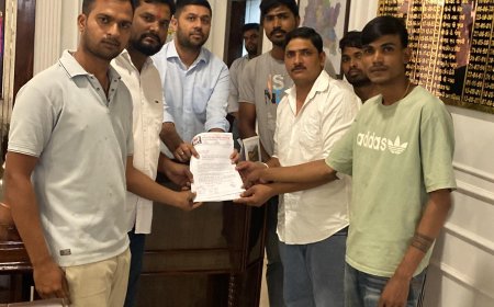 खुशी सेन (रिंकू) को मंडल मंत्री पद पर मनोनीत किए जाने पर सेन युवा एकता मंच ने तलवार भेंट कर सम्मानित किया