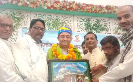 जिला अध्यक्ष पद के लिए राजीव शुक्ला ने एआईसीसी प्रभारी नदीम जावेद को सौंपा आवेदन