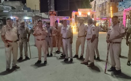 आसींद कस्बे में त्योहारों को लेकर  पुलिस के जवानों ने निकला फ्लेग मार्च
