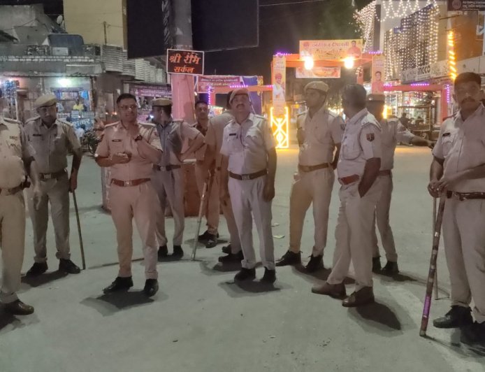 आसींद कस्बे में त्योहारों को लेकर  पुलिस के जवानों ने निकला फ्लेग मार्च