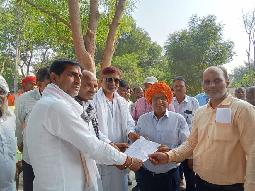 जनशताब्दी एवं मेवाड़ एक्सप्रेस के ठहराव को लेकर चीफ इंजीनियर  पश्चिम मध्य रेल्वे को सौंपा  ज्ञापन