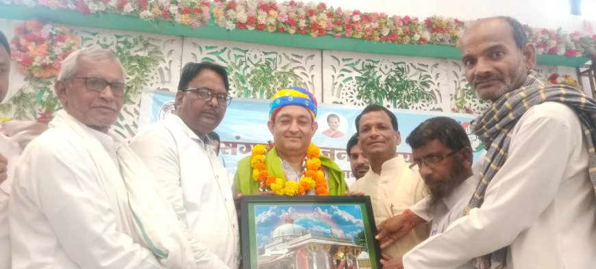 जिला अध्यक्ष पद के लिए राजीव शुक्ला ने एआईसीसी प्रभारी नदीम जावेद को सौंपा आवेदन