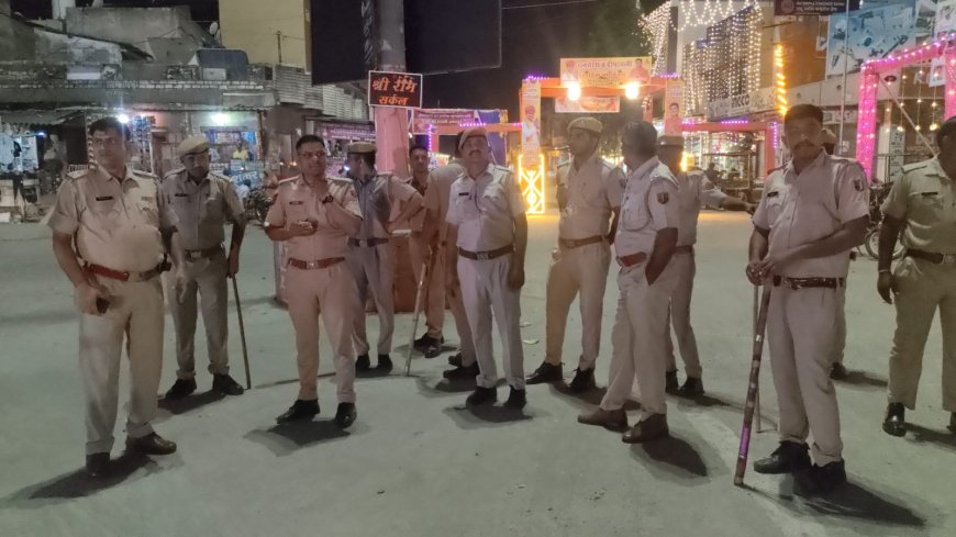 आसींद कस्बे में त्योहारों को लेकर  पुलिस के जवानों ने निकला फ्लेग मार्च