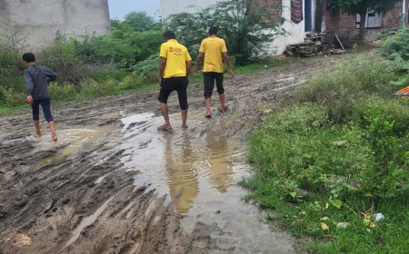 रोड का निर्माण न होने के कारण लोगों को आने जाने में परेशानी