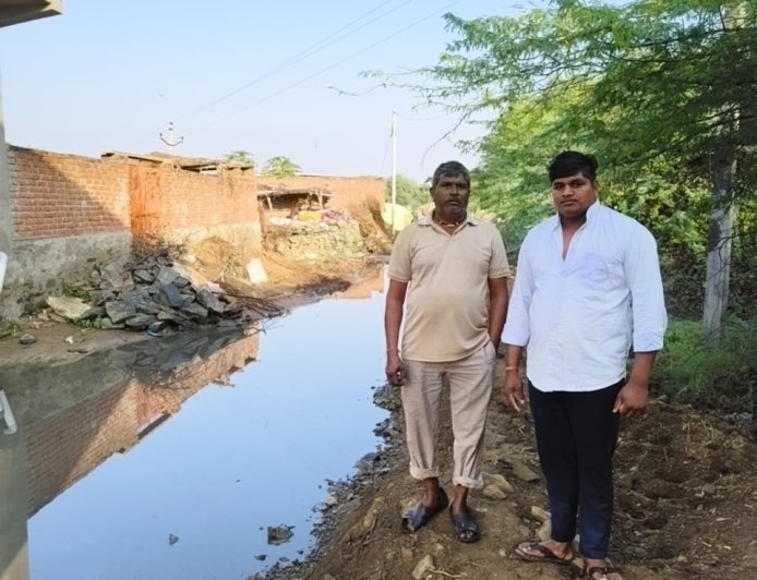 नाली का गन्दा पानी खेत में जाने से फ़सल खराब