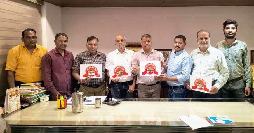 राजस्थान पत्रकार परिषद के स्टीकर का किया  विमोचन।