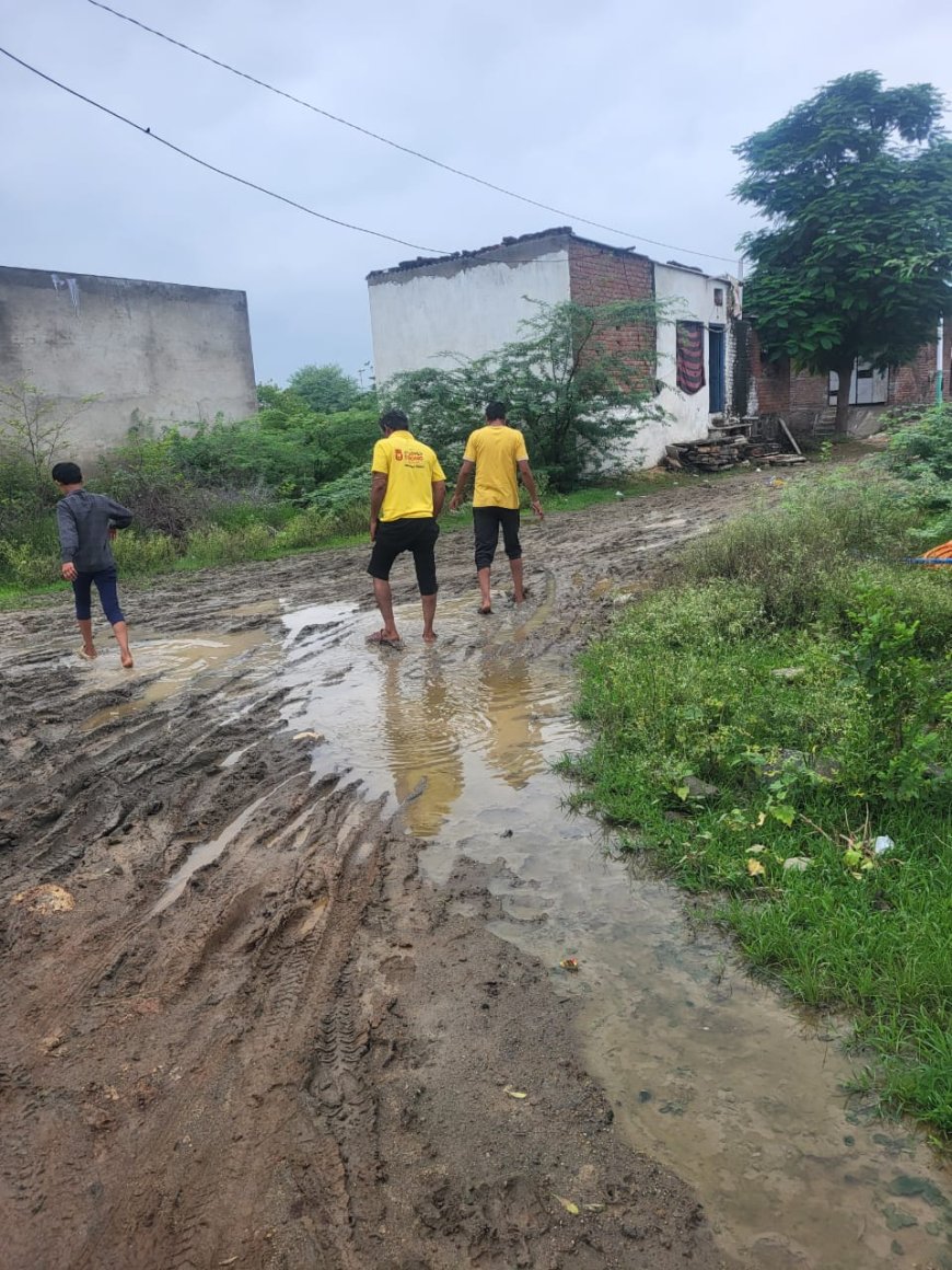 रोड का निर्माण न होने के कारण लोगों को आने जाने में परेशानी